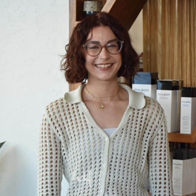 Amanda Poparad, hair stylist at Hair Drezzers On Fire hair salon in San Diego